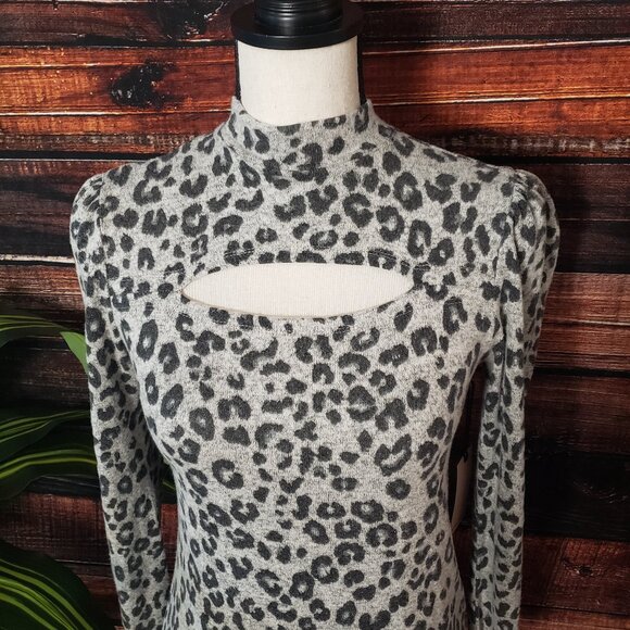NWT No Frills LA Top M Soft Rayon Long Sleeve Cutout Leopard Gray - Picture 6 of 11